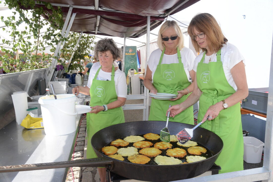 Pleystein. Mit dem letzten Glockenschlag um elf Uhr und drei Böllerschlägen startete das finale Bürgerfest auf dem Marktplatz, getragen von Stadtkapelle, Rüscherl Muse und ab 19 Uhr den Bockadn – trotz Hitze mit viel Begeisterung.