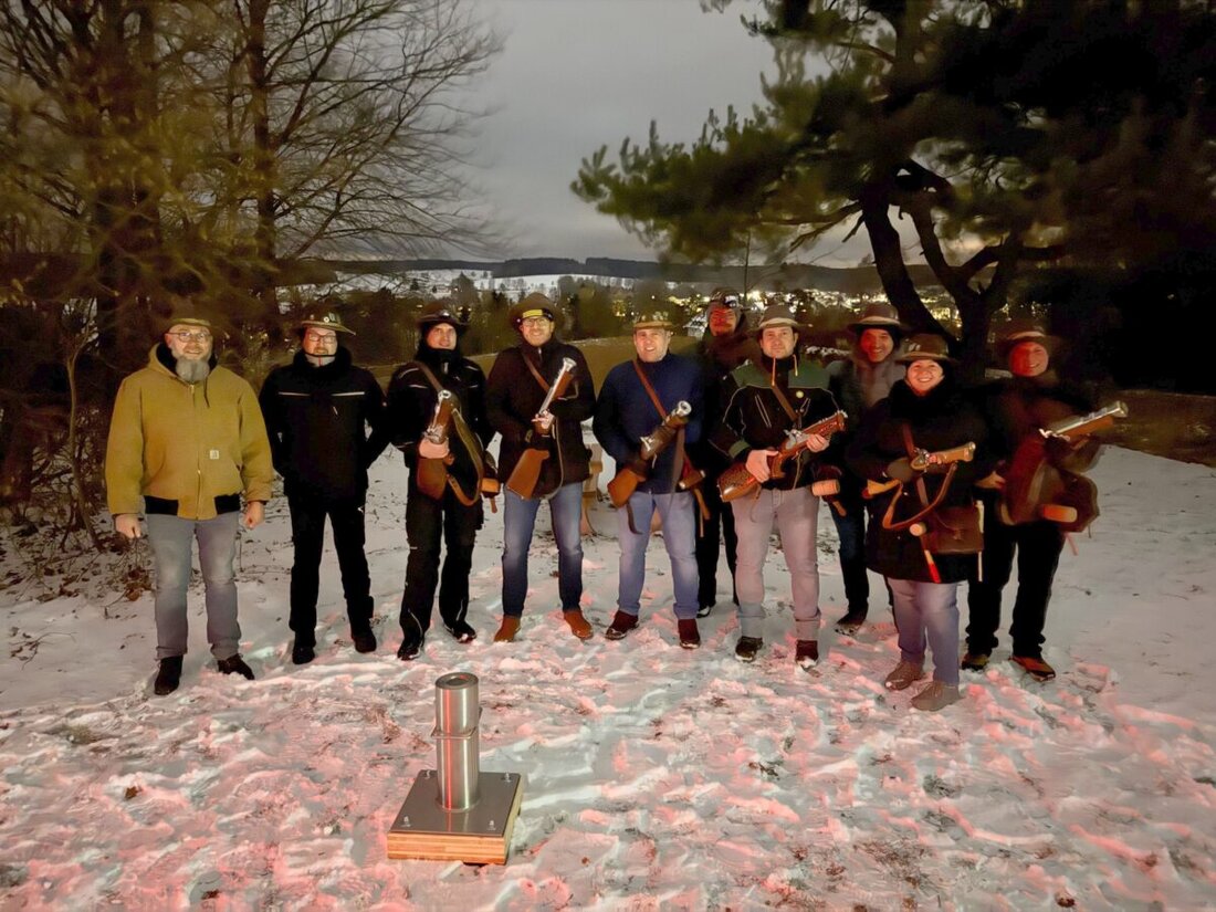 Eslarn. Die Pfarreiengemeinschaft Eslarn-Moosbach, die Bevölkerung und die Böllerschützen begrüßten das neue Jahr 2026 mit Glockengeläut, Raketen und tollen „Feuerblumen“.