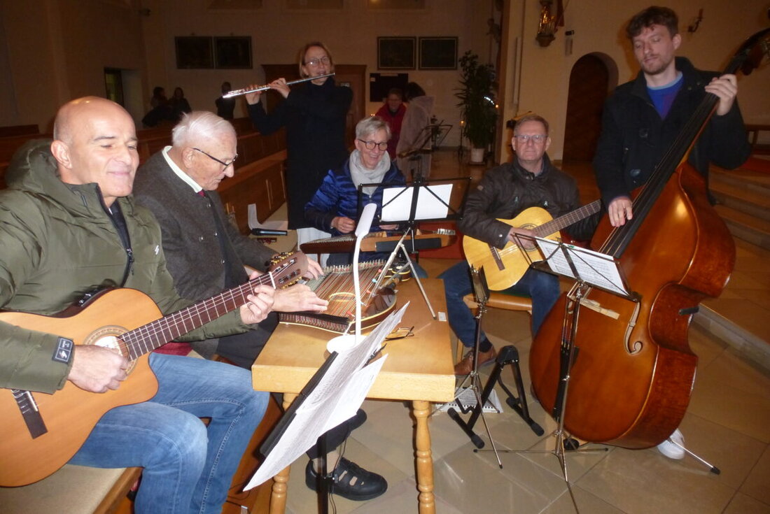 Neustadt/WN. Eine stimmungsvolle Vorabendmesse am Samstag, 29. November, in der Pfarrkirche Heilige Familie: Das sechsköpfige Ensemble der Familie Bogner begeisterte mit Teilen der Bauernmesse, Abendlied und Andachtsjodler.