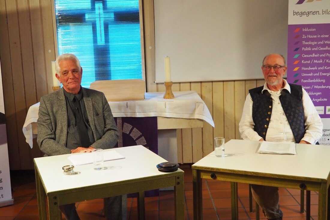 Weiden. Im Theaterstück "Später Besuch. Dietrich Bonhoeffer revidius" lösen Gespräche zwischen den Widerstandskämpfern Dietrich Bonhoeffer und Josef Müller bei den Zuschauern tiefe Emotionen aus. Autor Bernhard Setzwein und Kulturjournalist Stefan Voit brachten das Publikum zum Nachdenken und ernteten lang anhaltenden Applaus.