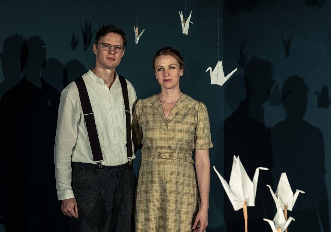 Sulzbach-Rosenberg. Die Kulturwerkstatt Stadt Sulzbach-Rosenberg präsentiert in der Historischen Druckerei Seidel das Musiktheater "Bonhoeffer – Tragik einer Liebe", welches die dramatische Liebe zwischen dem Theologen Dietrich Bonhoeffer und Maria von Wedemeyer behandelt. Tickets sind über okticket.de erhältlich.