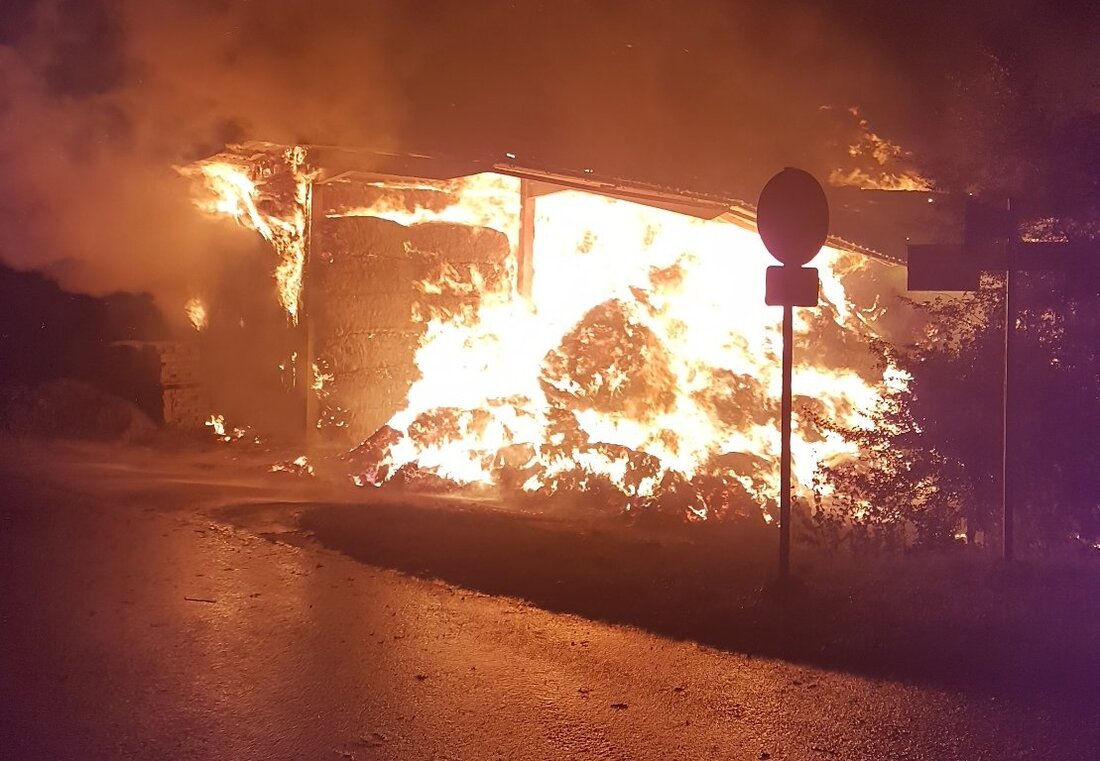 Luhe-Wildenau. 120 Einsatzkräfte kämpfen in der Nacht gegen ein Großfeuer in einer Scheune. Die letzten Einsatzkräfte verlassen erst 11 Stunden später den Einsatzort in Unterwildenau.  Ein Autofahrer bemerkte gegen 0:40 [&hellip;]