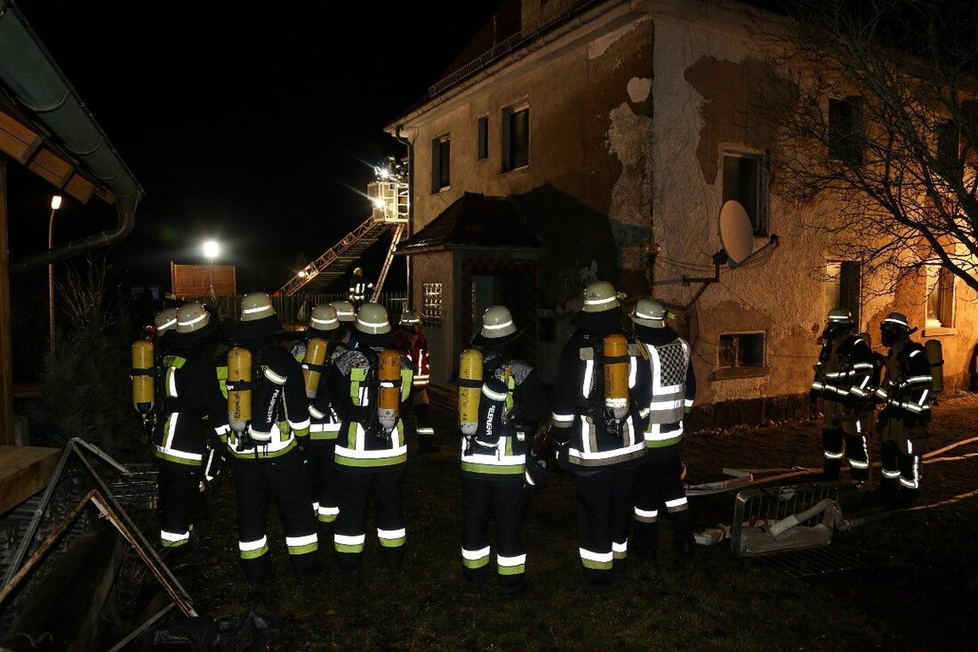 Plößberg. Zwei Menschen sind bei einem Brand in einem Plößberger Mehrfamilienhaus verletzt worden. Ein Nachbar hat das Feuer bemerkt und die Feuerwehr alarmiert.  Die Sirenen bei der Feuerwehr läuten Mittwochmorgen [&hellip;]