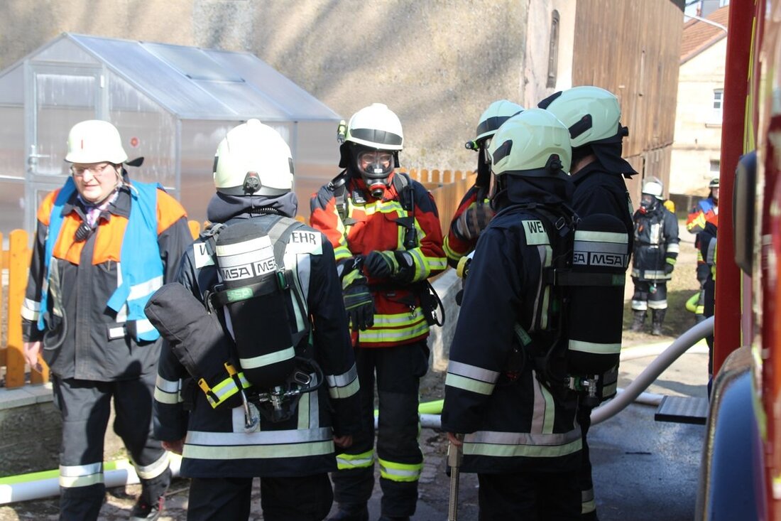 Neustadt/Kulm. Die Sonntagsruhe währte in Lämmershof heute nicht lange. Einige Feuerwehren mussten zu einem Zimmerbrand ausrücken. Der Notruf bei der ILS ging gegen 14.30 Uhr ein. Ein Brandmelder hatte den [&hellip;]