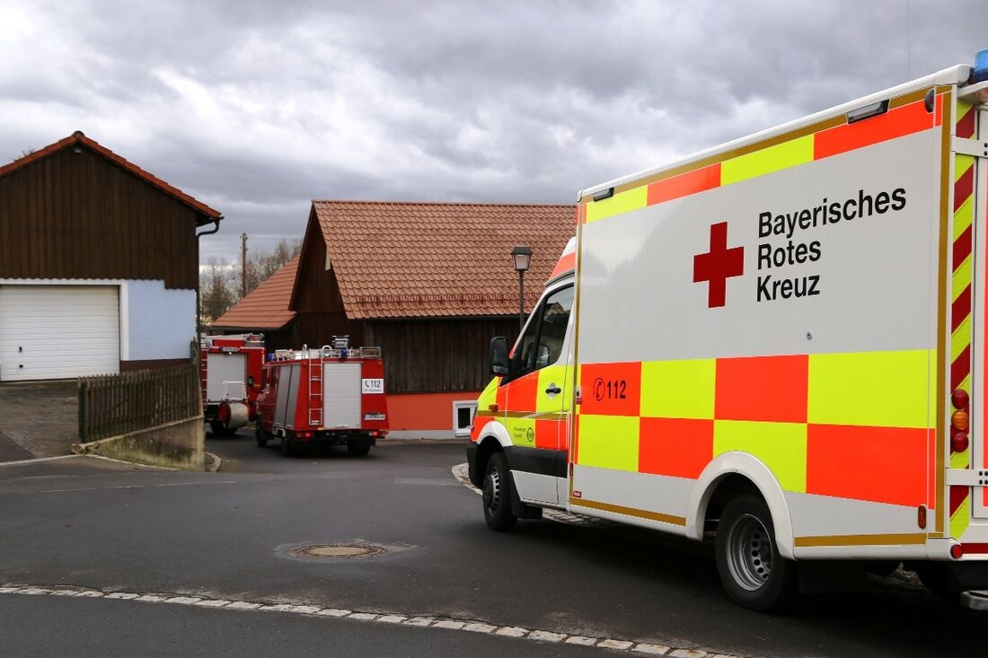 Kulmain. Feuerwehr und Rettungsdienst wurden am späten Donnerstagmittag nach Kulmain gerufen. Aus noch ungeklärter Ursache hatte ein gasbetriebener Heizer in einem Mehrfamilienhaus angefangen zu rauchen. Die Einsatzkräfte rückten mit dem [&hellip;]