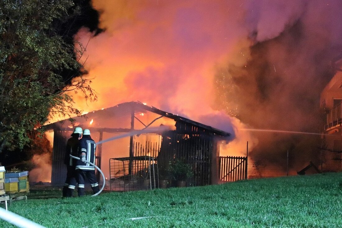 Pressath/Wollau. Ein Feuer in der Nacht zerstört einen Geräteschuppen in Wollau völlig. Die Polizei ermittelt.  Die Nacht zum Donnerstag hatte für viele Einsatzkräfte rund um Wollau ein jähes Ende: Gegen [&hellip;]