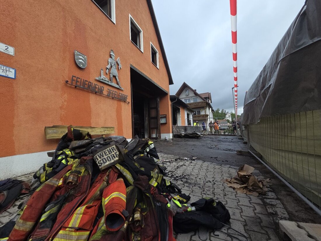 Pfreimd. In Iffelsdorf brannte am 7. Mai das Feuerwehrgerätehaus, Alarm um 4 Uhr. 100 Einsatzkräfte löschten, doch zwei Einsatzfahrzeuge und Ausrüstung verbrannten.