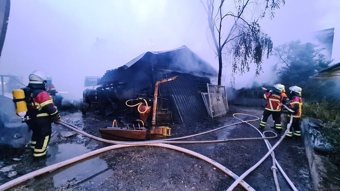 Mitterteich. In Mitterteich fing in der Nacht eine Lagerhalle Feuer. Das Gebäude brannte komplett aus und stürzte zusammen.