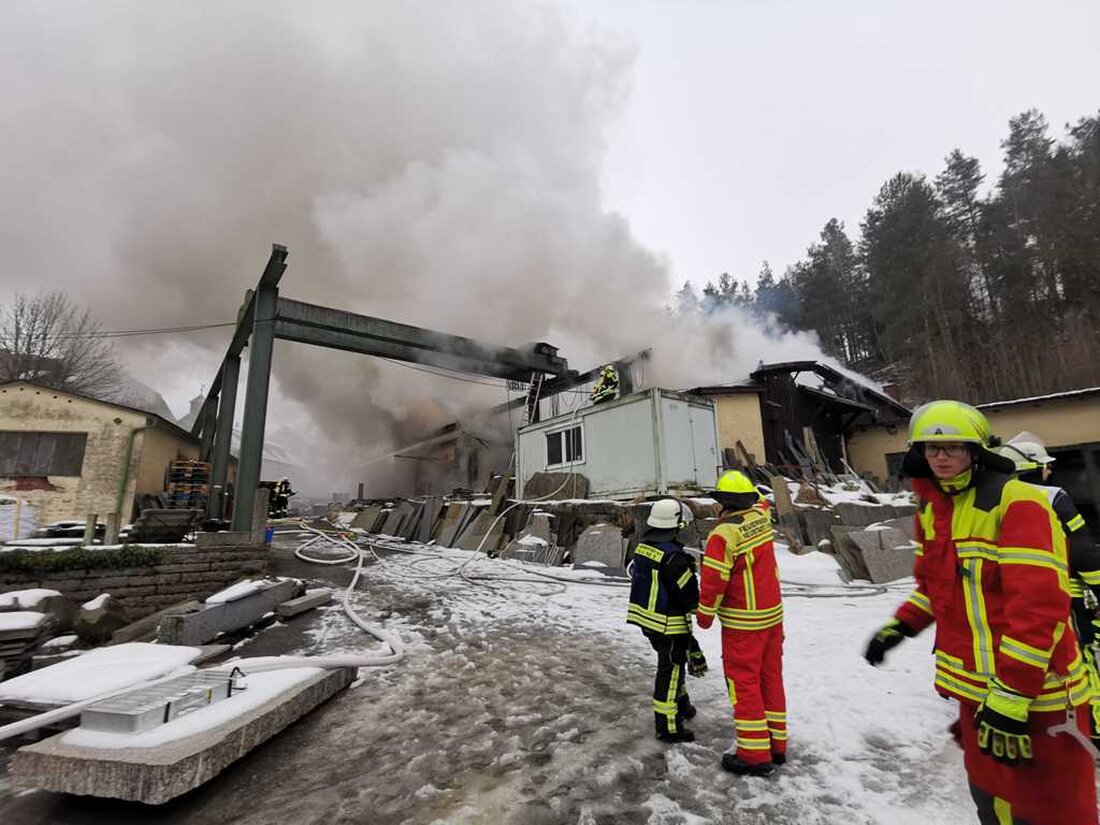 Flossenbürg. 140 Feuerwehrleute sind seit den frühen Morgenstunden im Gewerbegebiet in Altenhammer mit schwerem Atemgerät im Einsatz. Die Zahl der Leichtverletzten hat sich mittlerweile auf drei erhöht. Der Schaden wird auf 150.000 Euro geschätzt.