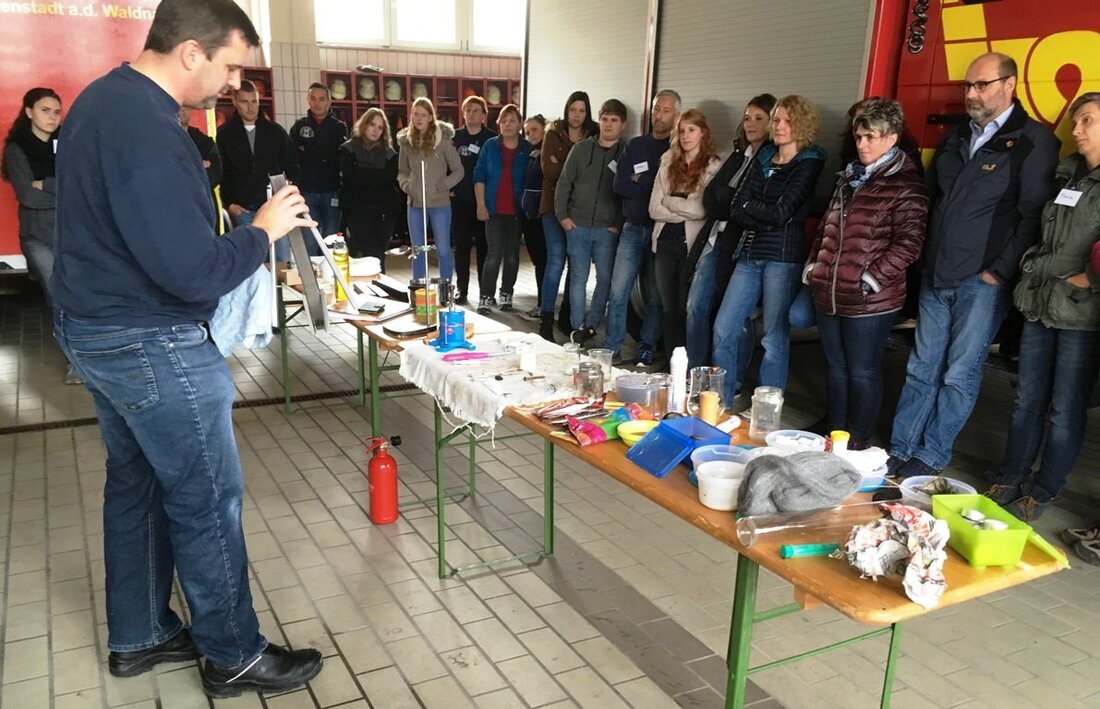 Altenstadt/WN. 30 Feuerwehrmänner und Frauen investierten Zeit und Muße, um sich in Altenstadt/WN als Brandschutzerzieher ausbilden zu lassen. Sie lernten worauf es bei der Brandschutzerziehung ankommt. Fachbereichsleiter Thomas Mathes stellte [&hellip;]