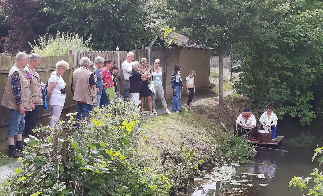 Grafenwhör/Weiden. Bewohner der Brandweihersiedlung entdeckten auf einer Fahrradtour das historische Grafenwöhr, wo sie durch Stadtführungen und Schauspiele in die Vergangenheit eintauchten. Sie begegneten lebendigen Geschichten, wie dem Dienst Elvis Presleys in Grafenwöhr, und kehrten beeindruckt heim.