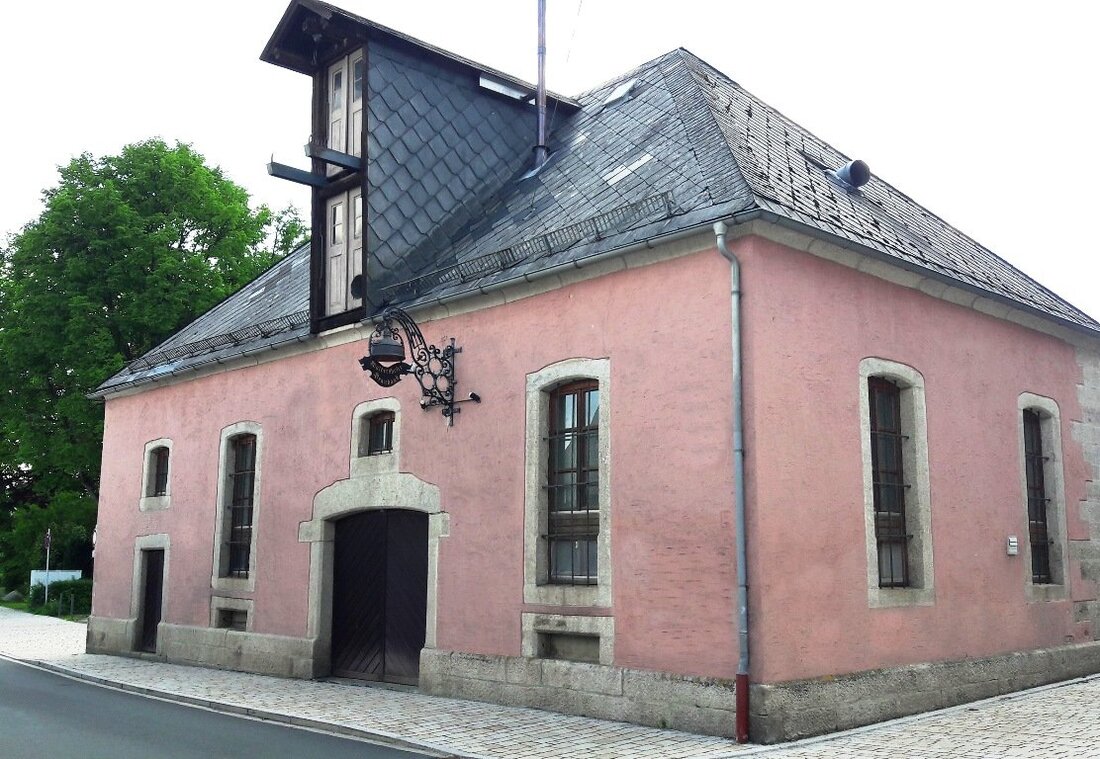 Waldershof. Zoigl gibt’s: Das Brauhaus Waldershof feiert Neueröffnung!  Wer Waldershof kennt, der kennt auch das dort ansässige Brauhaus mit seiner rosafarbenen Fassade, direkt neben der Feuerwehr am idyllischen Stadtpark. Früher als [&hellip;]