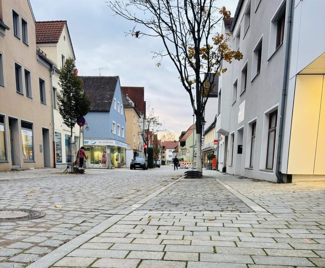 Schwandorf. Die Arbeiten in der Breite Straße sind Ende Oktober rund 14 Tage früher fertig. Trotz Funden von Skeletten und Mauern läuft ab 31. Oktober gegen Mittag der Verkehr wieder. Es bleibt Einbahnstraße mit Tempo-20-Zone.