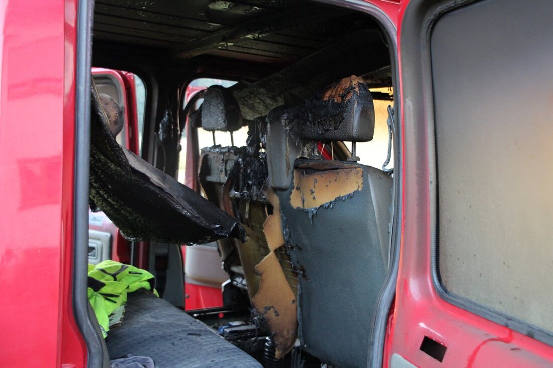 Trabitz. Im Ortsteil Grünbach brannte gestern Abend die Fahrerkabine eines Kleintransporters. Zwei junge Männer wurden lebensgefährlich verletzt.  Gegen 18.30 Uhr wurde der ILS Nordoberpfalz der Brand einer Fahrerkabine eines Kleintransporters gemeldet. [&hellip;]