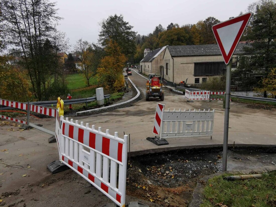 Eslarn. Ab 31. Oktober sind die Brennerstraße und angrenzende Seitenstraßen wegen Asphaltierungsarbeiten gesperrt. Anwohner sollen ihre Autos entfernen, um die Baumaßnahmen nicht zu behindern.