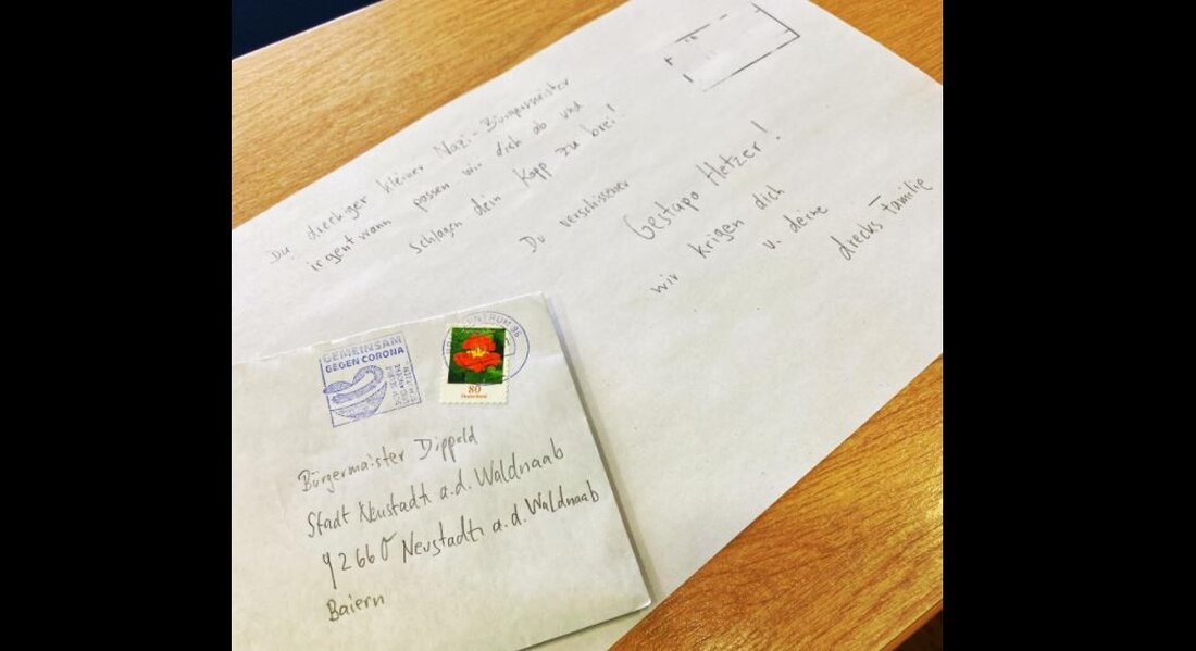 Neustadt/WN. "Anzeige ist raus." - kurz und knapp kommentiert Bürgermeister Sebastian Dippold einen "Brief", den er erhalten hat. Er postet ein Foto davon via Facebook. Und erhält viel Zuspruch und Rückenwind. 