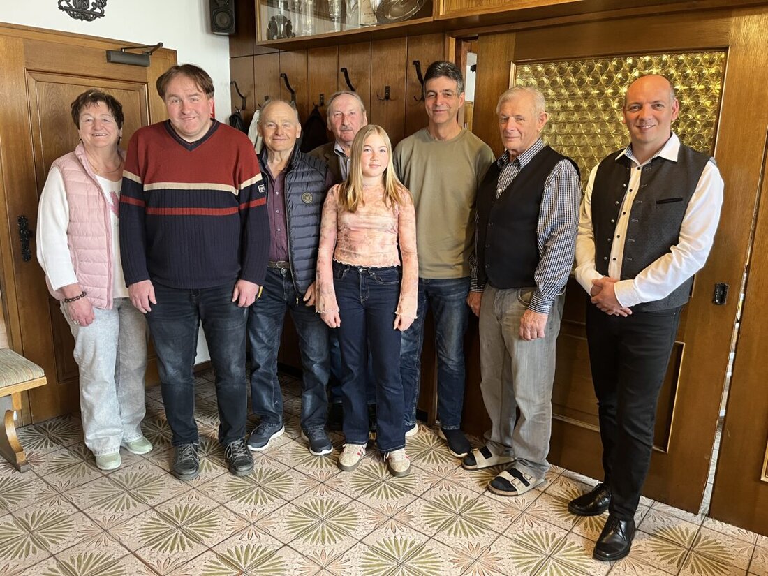 Fensterbach. Der Brieftaubenverein „Heim zum Fensterbach – Wolfring“ feiert sein 75-jähriges Bestehen im Gasthaus Hellerbrand in Högling. Mitglieder, Familien und der erste Bürgermeister Florian Adam gratulieren.