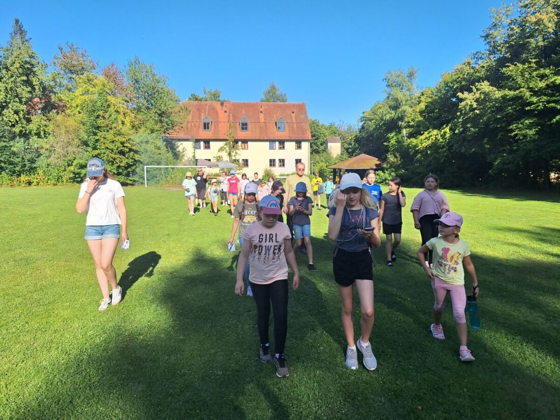 Tannenlohe. Rund 40 Kinder und Jugendliche erlebten eine unvergessliche Ferienfreizeit unter dem Motto "Broadway“, voller Musik, Theater und Kreativität. Höhepunkte waren unter anderem die große Musicalaufführung, ein Grillfest mit Eltern und vielfältige kreative Workshops.