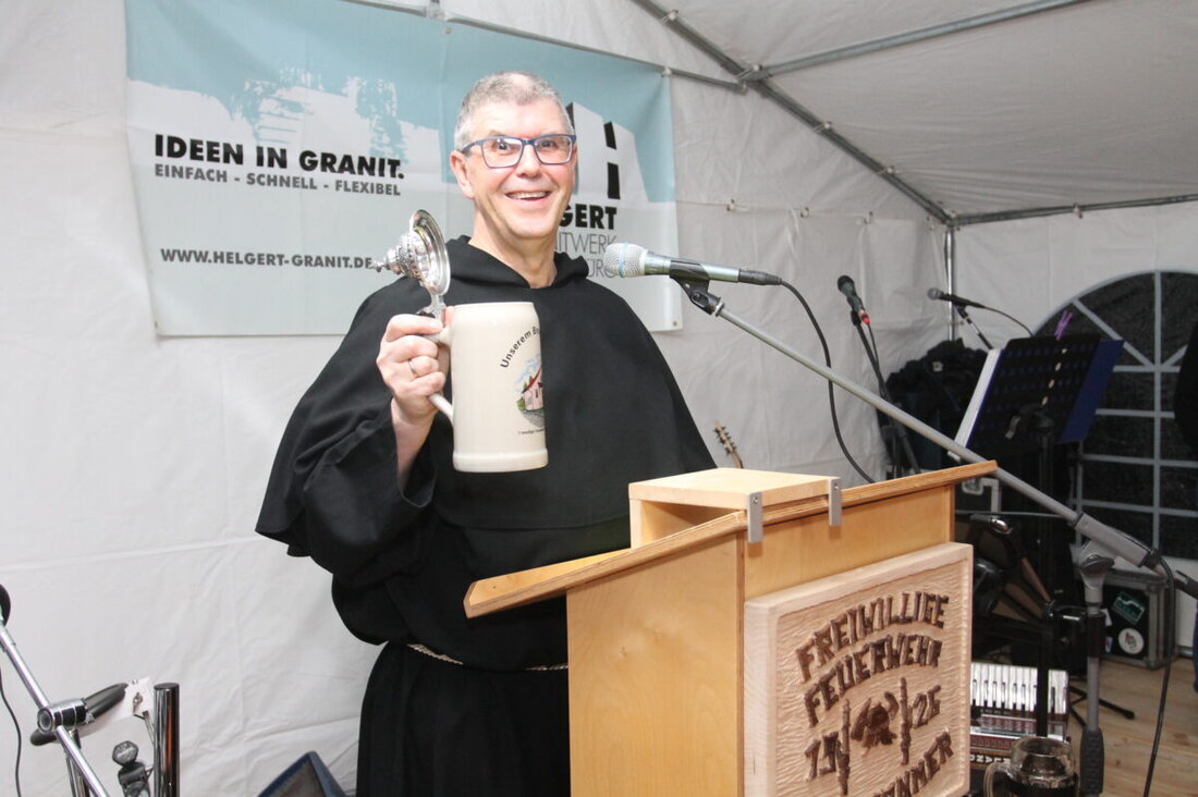Altenhammer. Beim Starkbierfest der Feuerwehr am Samstag, 14. März, hielt Bruder Asam alias Kommandant Rüdiger Hettler eine deftige Fastenpredigt. Er teilte von Weltpolitik bis Dorfklatsch aus und erntete viel Applaus.