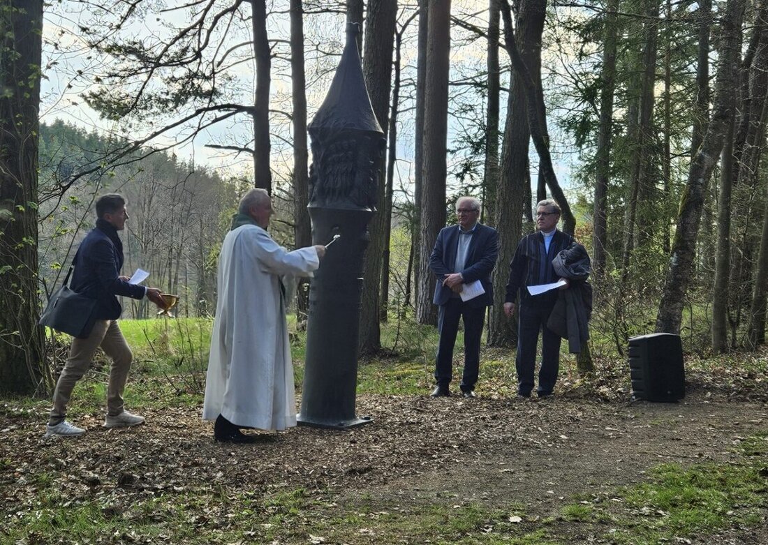 Johannisthal. Die Bruder-Klaus-Stele hat eine neue Heimat erhalten; die Einweihung erfolgte feierlich mit vielen Mitgliedern der Katholischen Landvolkbewegung und Gästen. Am Waldrand bei der Marienkapelle lädt sie zur Einkehr.