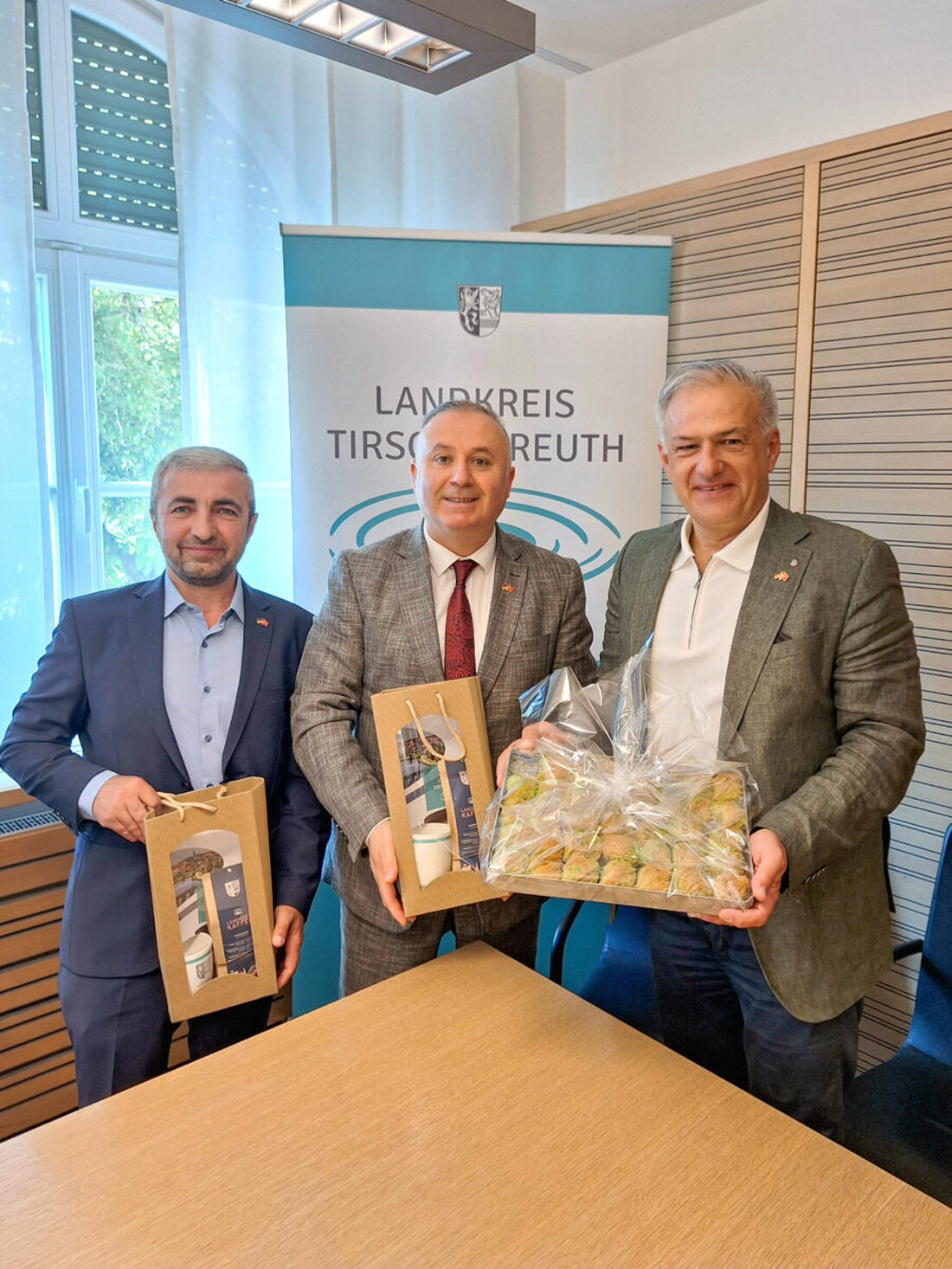 Tirschenreuth. Celal Öztürk, langjähriger Vorsitzender des Türkisch-Islamischen Kulturvereins Marktredwitz, war vor kurzem zu einem Austausch mit Landrat Roland Grillmeier im Landratsamt Tirschenreuth zu Gast. Begleitet wurde er von Mehmet Aslan, Vorsitzender des Türkisch-Islamischen Kulturvereins Waldsassen.