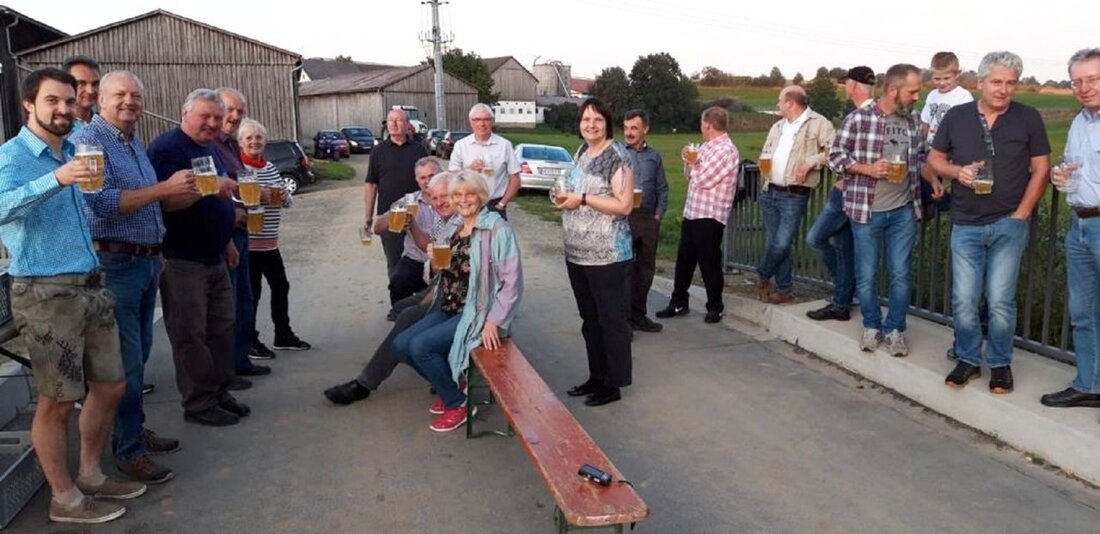 Floß. Am Freitagabend stießen die Mitglieder der CSU/FL-Gemeinderatsfraktion beim traditionellen „Brückenseidl“ auf der Brücke bei Niedernfloß mit vielen Teilnehmern aus den umliegenden Ortsteilen an. Und sie hatten einen sehr guten [&hellip;]
