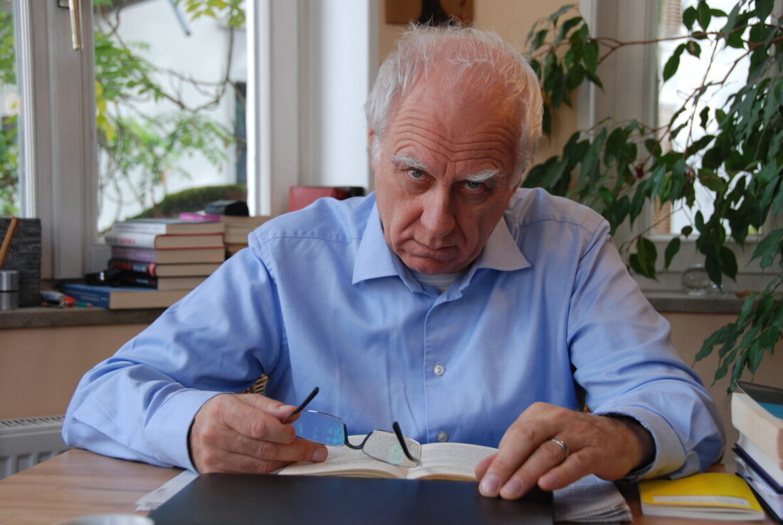 Amberg. Kabarettist Bruno Jonas kommt mit seinem neuen Programm "Klappe halten" ins Stadttheater. Die Vorstellung steigt am Freitag, 13. März 2026, um 19.30 Uhr; Karten gibt es in der Tourist-Information Amberg und im Webshop.