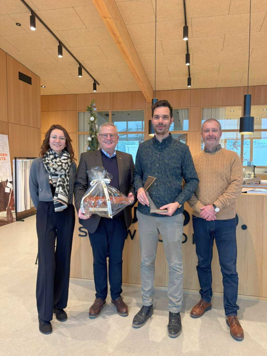 Schwandorf. Oberbürgermeister Andreas Feller und die städtische Wirtschaftsförderung gratulieren der BES Brunold Holz und Design Manufaktur GmbH (Brunold Interior) zum Zukunftspreis des Landkreises Schwandorf.