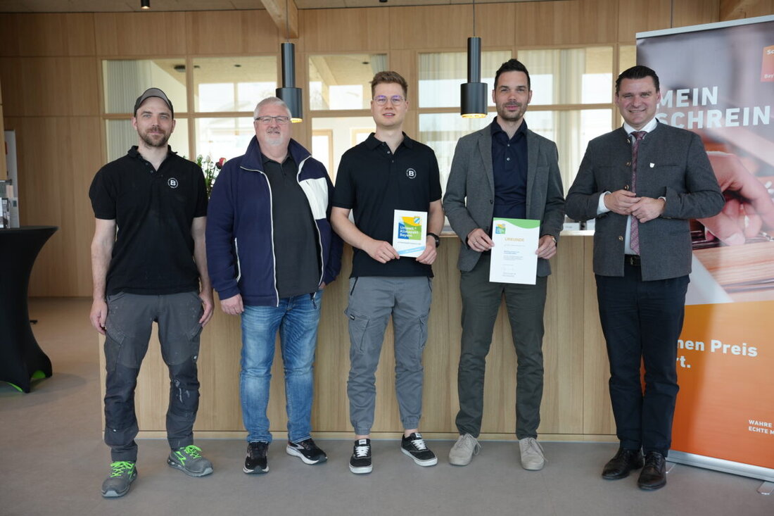 Schwandorf. BES Brunold Holz und Design Manufaktur GmbH wurde für ihr Umweltengagement mit der Urkunde des Bayerischen Umwelt- und Klimapakts ausgezeichnet. Das Unternehmen übertraf mit 135 Punkten die Anforderungen deutlich und setzt auf Nachhaltigkeit sowie E-Mobilität.