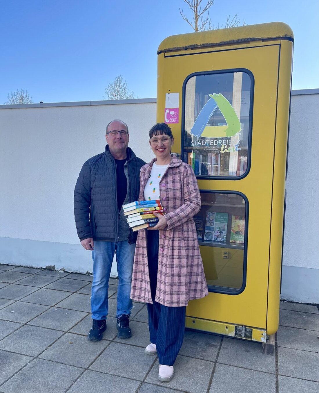 Burglengenfeld. Die Bücherzelle des "Städtedreieck liest" ist nun beim Wohlfühlbad Bulmare aufgestellt und bietet rund um die Uhr Zugriff auf 200 bis 250 Bücher.