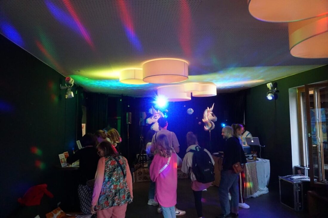 Neustadt. Der „Feministische Tanz in den Muttertag“ zog mit Musik und „Female Empowerment“ viele Gäste an, unterstützte das Frauenhaus Weiden durch Spenden.