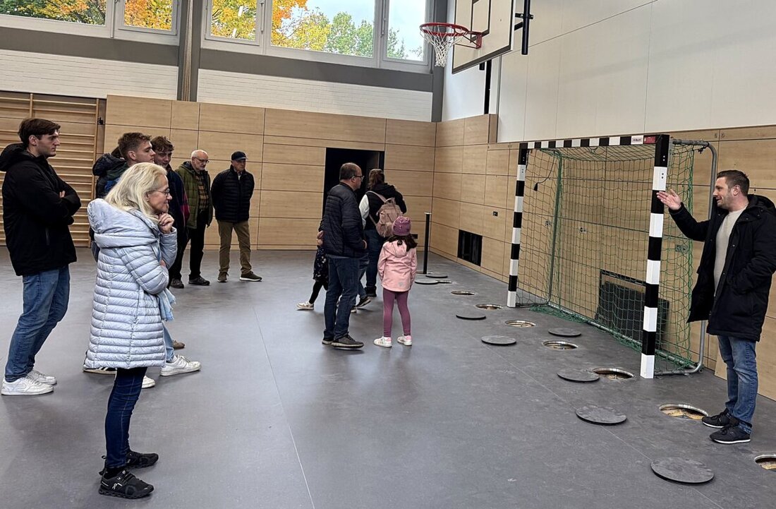 Schirmitz. Bei einem Rundgang zeigte Bürgermeister Ernst Lenk rund 30 Bürgerinnen und Bürgern, wo gebaut, saniert und geplant wird. Themen waren die bald eröffnete Mehrzweckhalle, neue Krippengruppen und das Neubaugebiet Im Gwend.