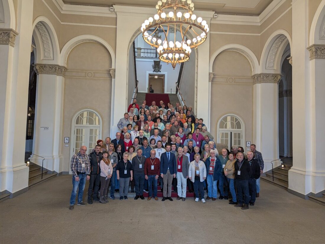 Weiden. Eine Gruppe aus Weiden und Neustadt besuchte auf Einladung des Abgeordneten Dr. Stephan Oetzinger den Bayerischen Landtag in München. Diskussionen drehten sich um Koalitionsverhandlungen und die Ortsumgehung Mantel.
