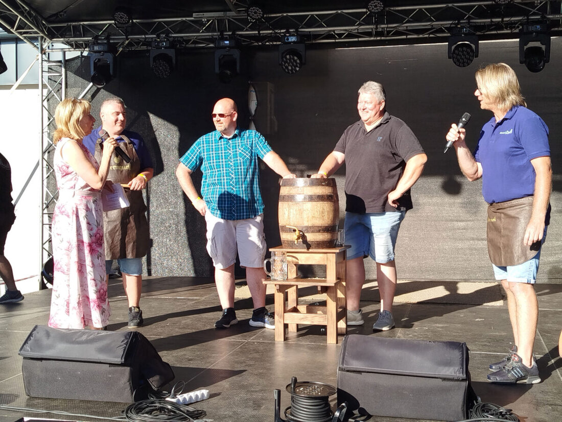 Erbendorf. Rund 40 Bürgerinnen und Bürger reisten mit Bürgermeister Bernhard Schmidt zum zehnten Bierfest in die Partnerstadt Plesná, wo auf dem Tosta-Gelände mit Fassanstich die deutsch-tschechische Partnerschaft gefeiert wurde.