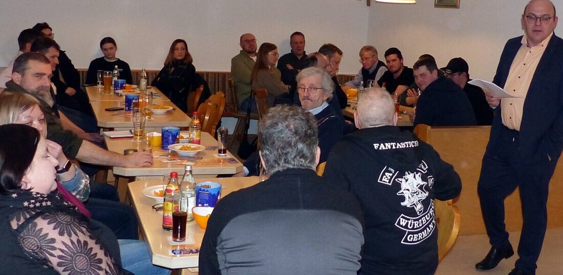 Schlammersdorf. Johannes Schmid moderierte das Bürgergespräch im Vereinsstüberl des Bürgerhauses. Zahlreiche Themen hatten die Bürger im Vorfeld der Veranstaltung zur Diskussion gestellt.