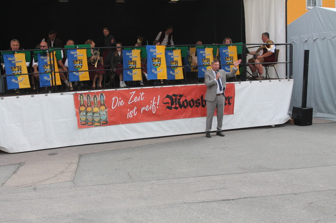 Pleystein. Das Bürgerfest wurde mit Böllerschüssen eröffnet und bot nach einem Regenschauer musikalische sowie kulinarische Genüsse, Kinderaktivitäten und als Abschluss die "Pirker Blechmusi".