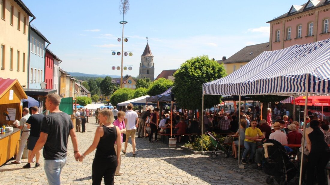 Eschenbach. So eine Eröffnung gab es beim Bürgerfest in Eschenbach noch nie. Gleich zwei Sachen waren neu. Der Rest war wie immer: Ausgelassene Stimmung, leckeres Essen und bestes Wetter.  Das [&hellip;]