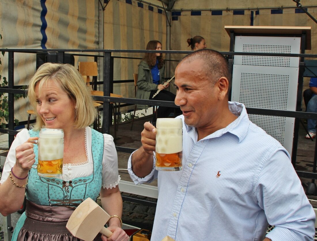 Eschenbach. Von der Wolkendecke ließen sich die Besucher nicht beeindrucken: Auf dem Karlsplatz feierten die Eschenbacher ausgelassen ihr 37. Bürgerfest.  Nach einem festlichen Gottesdienst am Karlsplatz begrüßte Bürgermeister Peter Lehr die zahlreichen [&hellip;]