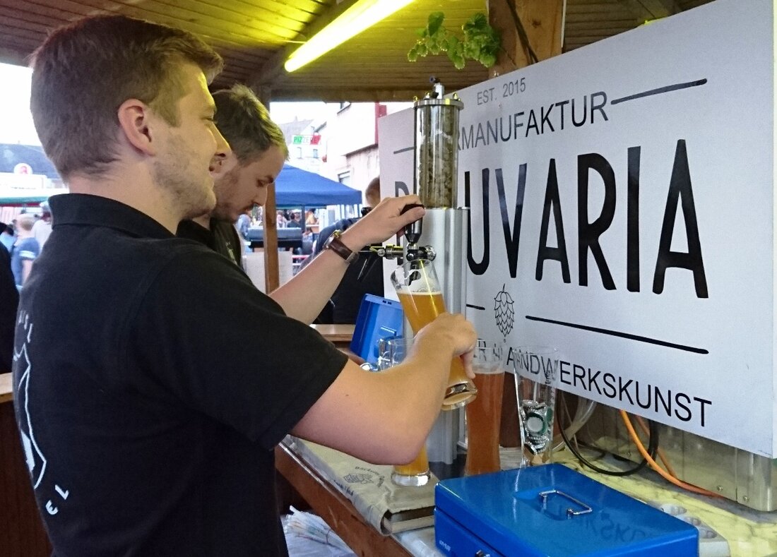 Mantel. Wenn in der Marktgemeinde wieder die Brauvaria Mantler Weiße gezapft wird, sich ein riesiger Fallschirm über den Marktplatz spannt und die Leute vor der Bühne zur Musik schunkeln, weiß man: [&hellip;]