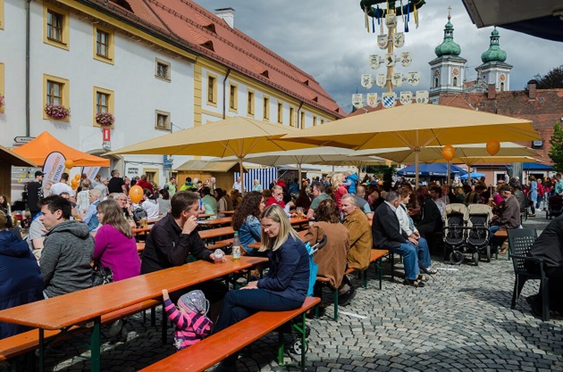 Waldsassen. Graue Wolken und etwas kühlere Temperaturen hielten die zahlreichen Besucher nicht davon ab, bis in die späten Abendstunden am 36. Bürgerfest in Waldsassen zu feiern. Zum Abschluss brachte ein [&hellip;]