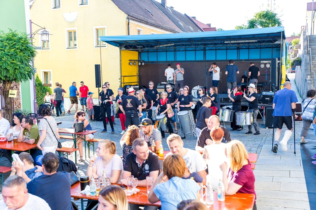 Windischeschenbach. Auf der Festmeile zwischen Rathaus und Kirche herrschte beim 41. Bürgerfest beste Stimmung. Dann verkündet Bürgermeister Karlheinz Budnik das, worauf die Besucher lange gewartet haben: „O’zapft is!“ Von Michael Schade  [&hellip;]