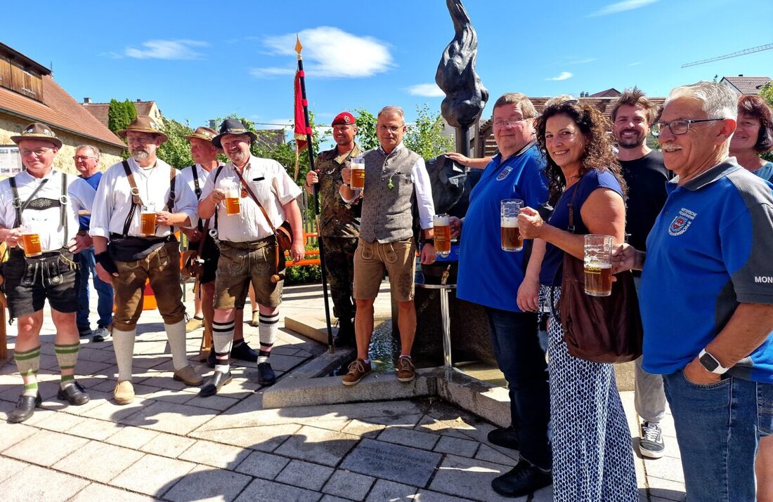 Windischeschenbach. Mit Musik, Böllerschüssen und einem frisch angezapften Zoiglfass startete am Samstag das Bürgerfest in der Zoiglhauptstadt. Programm, Kulinarik und Musik lockten Besucher bis in die Nacht.