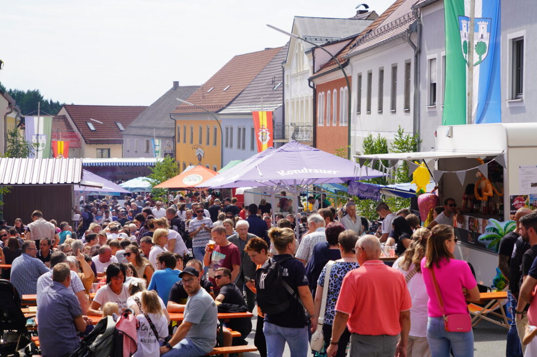 Waldthurn. Am Sonntag, 12. Juli feiert die Marktgemeinde das 48. Waldthurner Bürgerfest am Marktplatz – mit Gottesdienst ab 8.30 Uhr, Musik der Trachtenkapelle, Schmankerln und dem ZoiglExpress ab 19 Uhr. Seilziehen ab 17 Uhr.