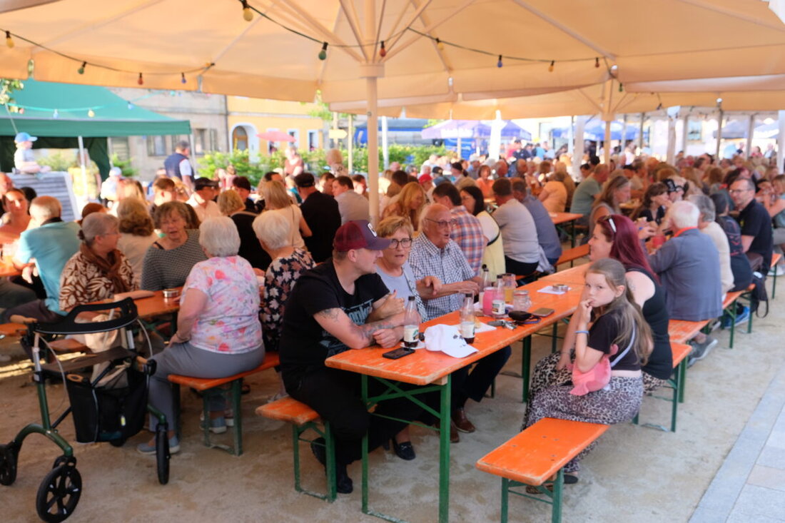 Neustadt am Kulm. Premiere auf dem prächtig sanierten Marktplatz: Beim Bürgerfest feierten Bürgerinnen und Bürger vor dem Kraftberg mit ökumenischem Auftakt, viel Musik, kulinarischer Vielfalt und lebendigem Kinderprogramm.
