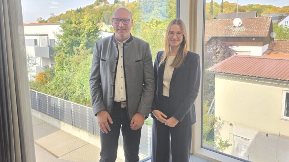 Burglengenfeld. Bürgermeister Martin Antretter besuchte Notarin Maria Körner nach ihrer Rückkehr aus der Elternzeit in den Amtsräumen in der Maxhütter Straße 7. Er betonte die Bedeutung einer Notarstelle vor Ort für Bürger.