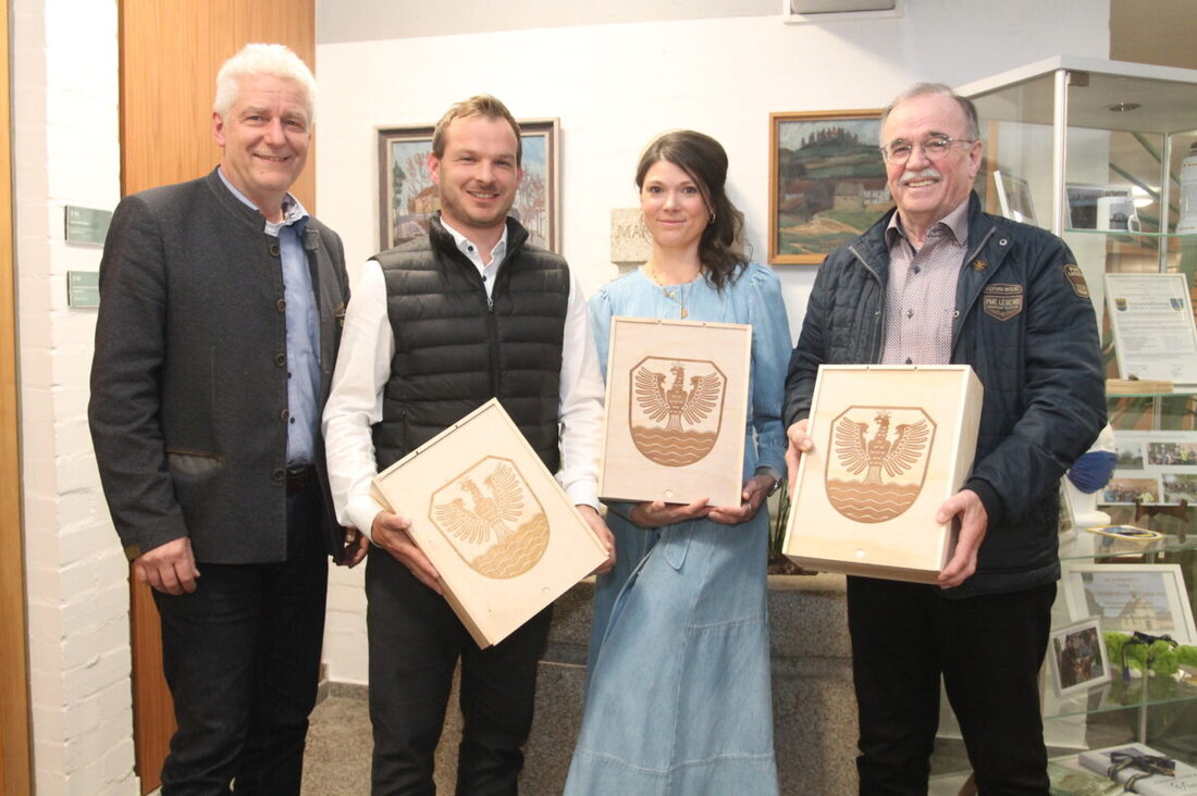 Floß. In der letzten Marktgemeinderatssitzung der Wahlperiode 2020–2026 würdigt Bürgermeister Robert Lindner die am 30. April ausscheidenden Dr. Julia Bayer, Mathias Schnabl und Heinz Kett. Kett war 24 Jahre im Rat.