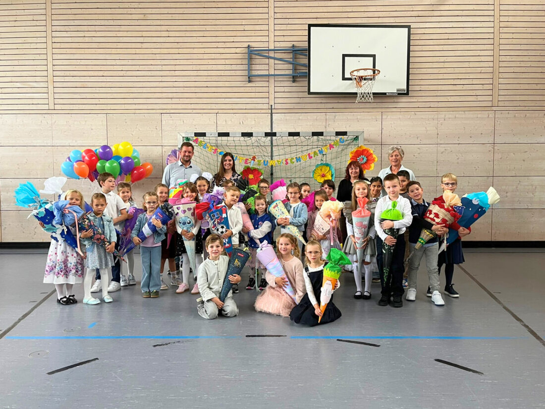 Schwandorf. Mit einem herzlichen Willkommensgruß hat Bürgermeister Matthias Kuhn an der Grundschule Fronberg 25 ABC-Schützen stellvertretend für rund 320 Schulanfänger begrüßt. Es gab Schokolade, Warnwesten und gute Wünsche.