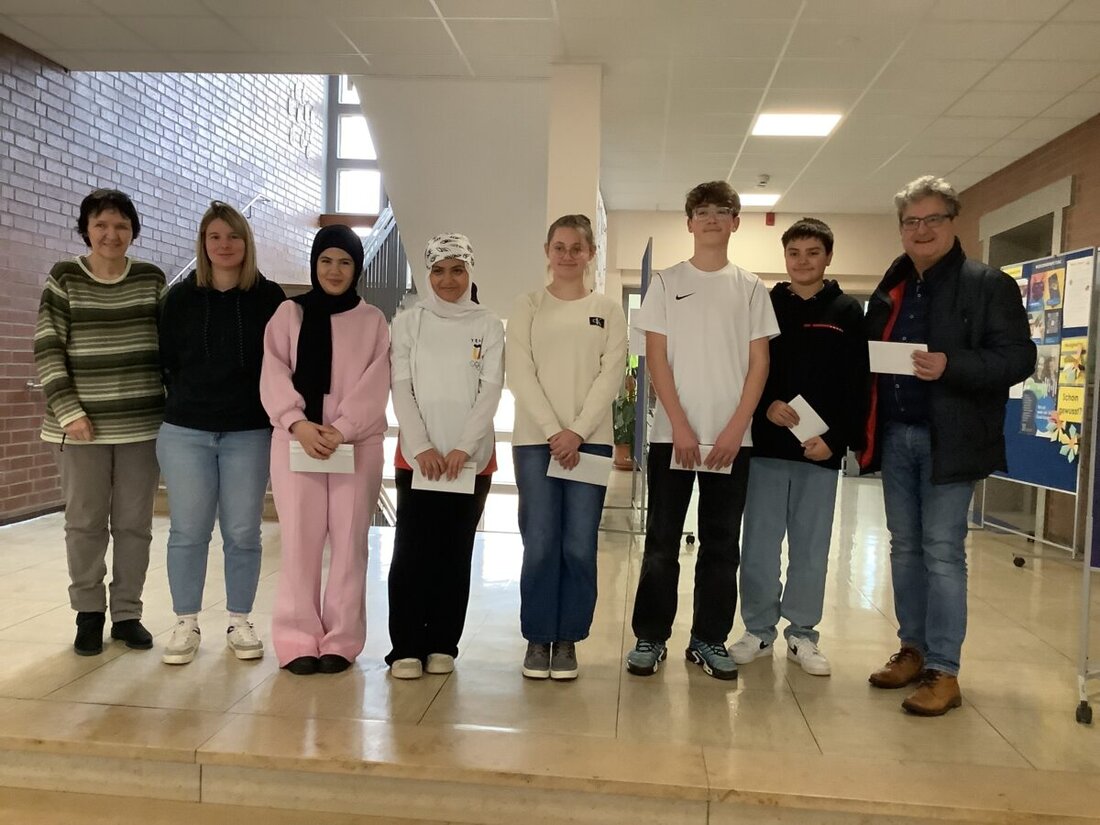 Pressath. Bürgermeister Bernhard Stangl hat die neuen Schülerlotsinnen und Schülerlotsen der Grund- und Mittelschule mit Pizza-Gutscheinen gewürdigt. Sechs Jugendliche sichern den Zebrastreifen in der Wollauer Straße.