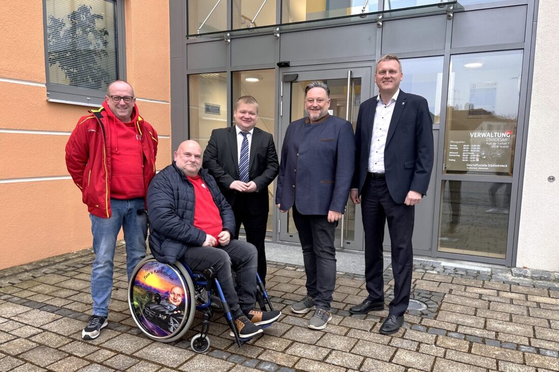 Teublitz. Die Bürgermeister von Teublitz, Burglengenfeld und Maxhütte-Haidhof spenden dem Verein „Städtedreieck Herzen e.V.“ monatlich 100 Euro je Stadt. So wird die soziale Arbeit gestärkt und die Tafel gleich unterstützt.