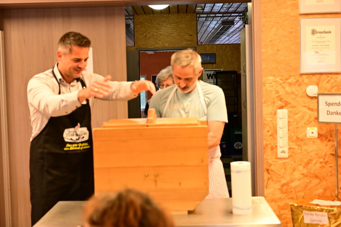 Oberviechtach. Beim Herbstfest des AWO Ü50 Cafés im Mehrgenerationentreff drehte Bürgermeister Rudolf Teplitzky selbst am Butterfass – begleitet von Musik. Zugleich starteten „Oberviechtachs Goldene Tage“.